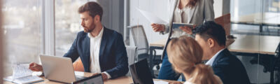 Gruppo di colleghi al lavoro in team