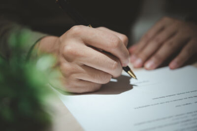 persona che firma un foglio e paga la quota annuale di iscrizione